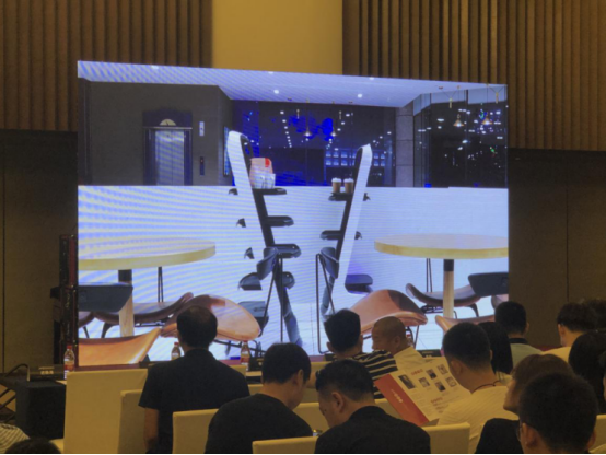 普渡科技送餐機(jī)器人亮相深圳餐飲轉(zhuǎn)型峰會(huì)，重塑餐飲服務(wù)模式認(rèn)知
