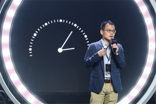 獨(dú)一有二，迪麗熱巴優(yōu)雅出席2019GARMIN佳明北京智能腕表新品發(fā)布會(huì)