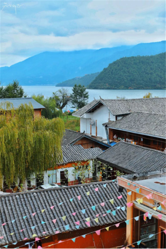 發(fā)呆放空好去處：在靜謐唯美的瀘沽湖畔，擇一處美宿，坐看云卷云舒