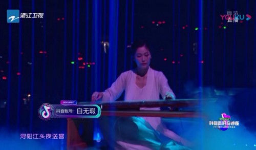 ?羅云熙的《琵琶行》上了熱搜，他身后的90后美女琴師卻讓全場驚艷