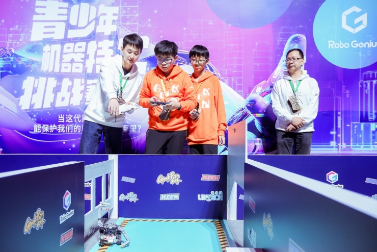 GeekPwn2019：機(jī)器人變身特工 背后操控者竟是00后？