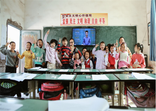 為山區(qū)學(xué)校贈(zèng)書(shū) 愛(ài)學(xué)習(xí)用公益之心推動(dòng)教育共享