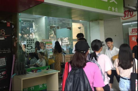 打印店生意忙，為什么學(xué)生還愿意排隊(duì)去打印？
