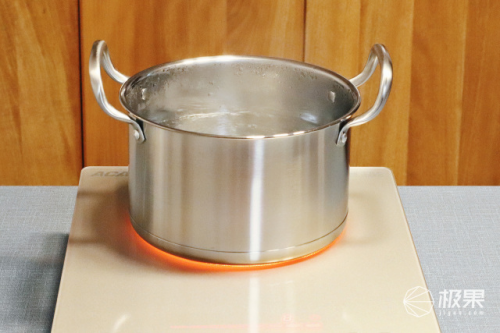 ACA北美電器高端電陶爐采用德國(guó)進(jìn)口爐芯，讓烹飪更健康