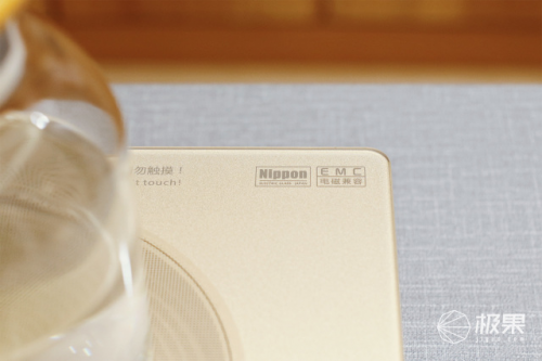 ACA北美電器高端電陶爐采用德國(guó)進(jìn)口爐芯，讓烹飪更健康