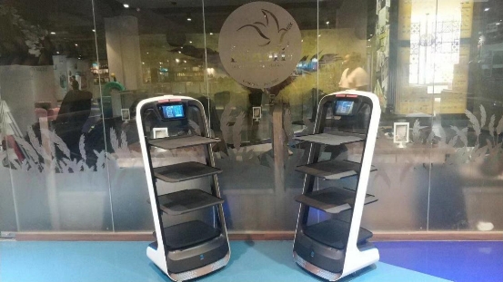 送餐機器人入駐海外日料店，科技碰撞傳統(tǒng)催生全新餐飲文化
