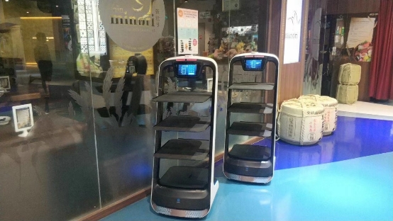 送餐機器人入駐海外日料店，科技碰撞傳統(tǒng)催生全新餐飲文化