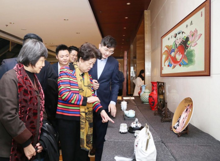 陳至立出席第二屆非遺發(fā)展北京論壇， 并觀摩世屹集團(tuán)非遺展覽