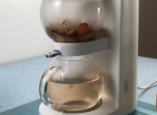 用鳴盞沙漏壺泡一壺溢香清茶，重溫童年暖心茶味