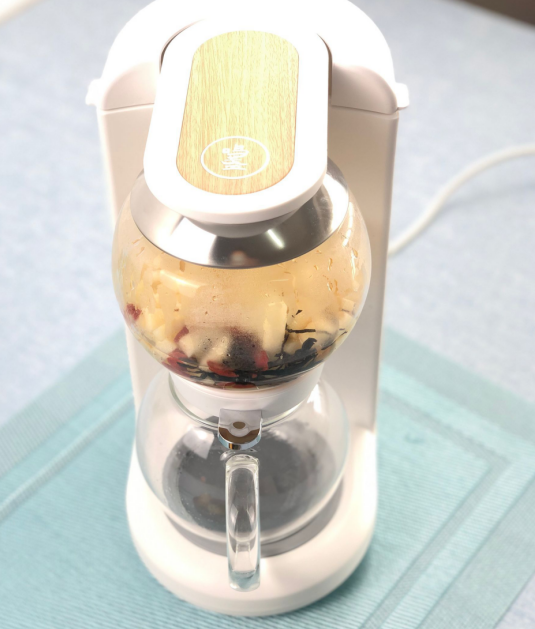 用鳴盞沙漏壺泡一壺溢香清茶，重溫童年暖心茶味