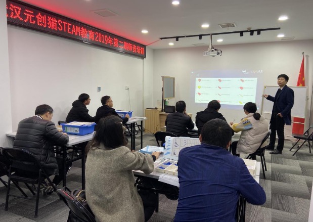 師資培訓(xùn)中，元?jiǎng)?chuàng)貓STEAM教育彭敏博士講述課堂中的相互性