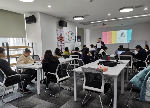 師資培訓(xùn)中，元?jiǎng)?chuàng)貓STEAM教育彭敏博士講述課堂中的相互性