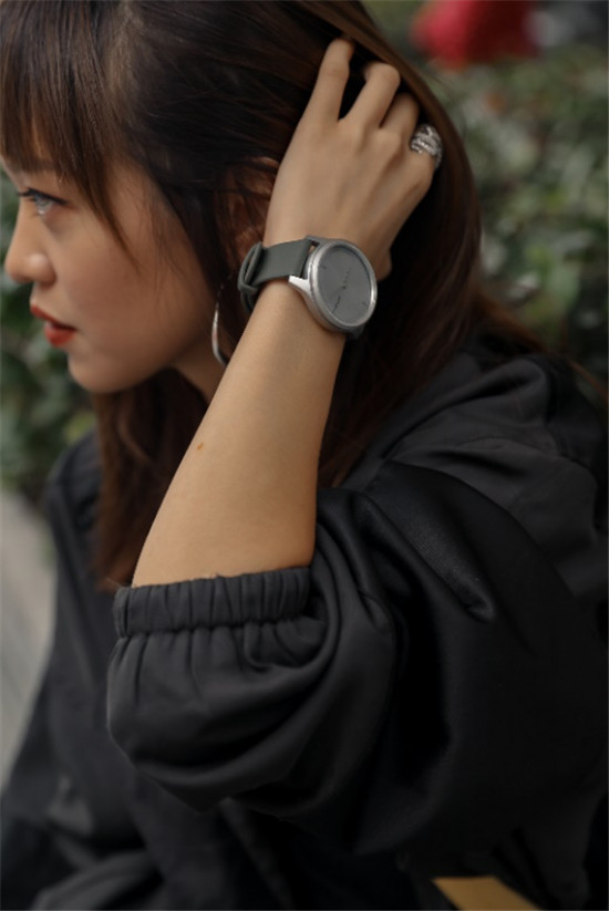 百搭時尚的GarminMove智能手表，讓你的著裝不無聊
