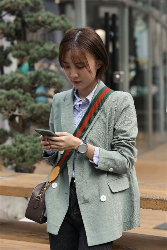 百搭時尚的GarminMove智能手表，讓你的著裝不無聊