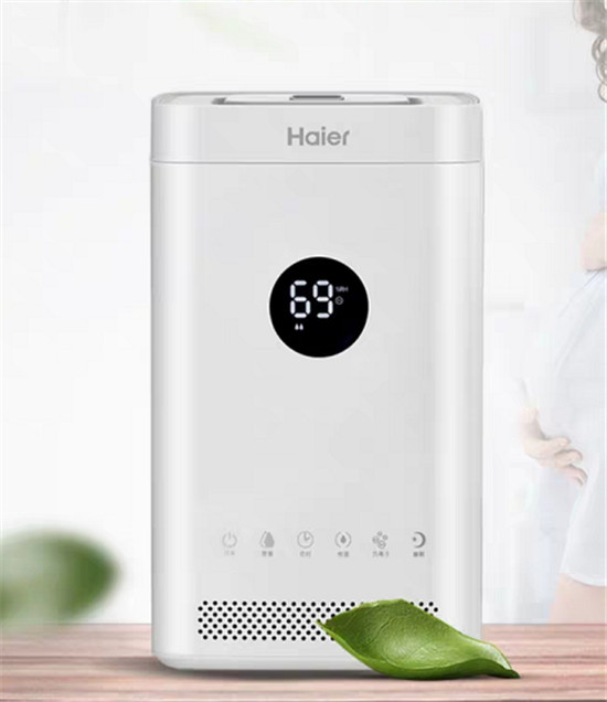雙12好貨搶先購(gòu) 海爾加濕器成冬日必?cái)　吧衿鳌?/></p><p><strong>大容量水箱 智能恒溫 加濕不操心</strong></p><p>使用加濕器，霧量與濕度的調(diào)節(jié)是十分重要的。海爾加濕器SCK-9301A采用超聲波霧化加濕技術(shù)，170萬(wàn)次/秒高頻振蕩，將水迅速霧化成微米細(xì)霧，蔓延至房間，為空氣做一場(chǎng)水潤(rùn)舒適的SPA。不僅如此，這款產(chǎn)品還搭載了自動(dòng)恒濕功能，可根據(jù)當(dāng)前空氣濕度自動(dòng)調(diào)節(jié)霧量，智能省心，讓你輕松遠(yuǎn)離干燥煩惱。</p><p>在加濕器的使用過(guò)程中，還有一個(gè)令人煩惱的問(wèn)題，就是一次次的加水了。區(qū)別于普通傳統(tǒng)加濕器，海爾加濕器SCK-9301A擁有3.8 L大容量水箱，約等于7瓶半純凈水，一次加滿水，整夜都無(wú)憂。此外，這款產(chǎn)品更有創(chuàng)新的雙加水設(shè)計(jì)，既可提起水箱加水，也可以開(kāi)蓋直接注水，簡(jiǎn)單方便，讓你拒絕漏水煩惱。</p><p align=