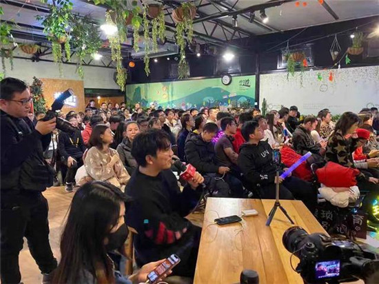 AG摘下2019秋季KPL冠軍 京東手機(jī)KPL觀賽團(tuán)見(jiàn)證歷史時(shí)刻