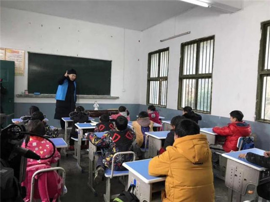 村長(zhǎng)李銳攜手悟空讓貧困孩子走出山區(qū)，共賀澳門(mén)回歸20周年