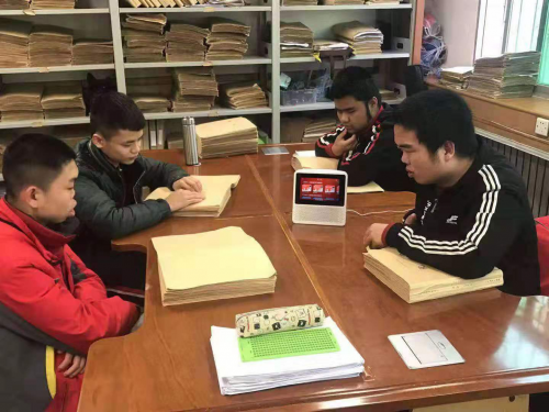 百度AI為西安盲啞學(xué)?！捌刚?qǐng)”人工智能新助教