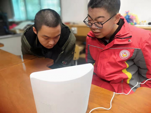 百度AI為西安盲啞學(xué)?！捌刚?qǐng)”人工智能新助教
