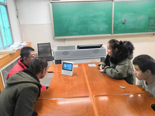 百度AI為西安盲啞學(xué)?！捌刚?qǐng)”人工智能新助教