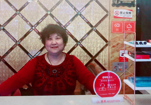 前臺大媽成OYO酒店招牌，服務(wù)熱情顧客就認“老姐姐”