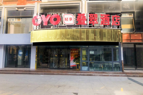 前臺大媽成OYO酒店招牌，服務(wù)熱情顧客就認“老姐姐”