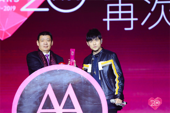 愛(ài)瑪品牌盛典燃爆了，周董獻(xiàn)唱，續(xù)簽第12年代言！