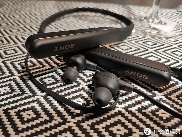 頸掛降噪，新歡還是舊愛(ài)？索尼WI-1000 XM2對(duì)決BOSE QC30