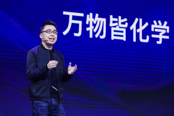 實(shí)力圈粉馬云！抖音“網(wǎng)紅”向波亮相2019馬云鄉(xiāng)村教育年會 現(xiàn)場講授“萬物皆化學(xué)”