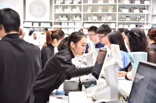 門店凈增逾300家！營收3倍增長！大舉進軍海外市場！