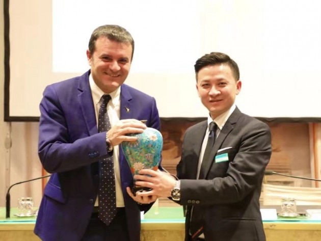 神州英才訪問意大利參議院，姜桐獲贈意大利國家隊10號球衣