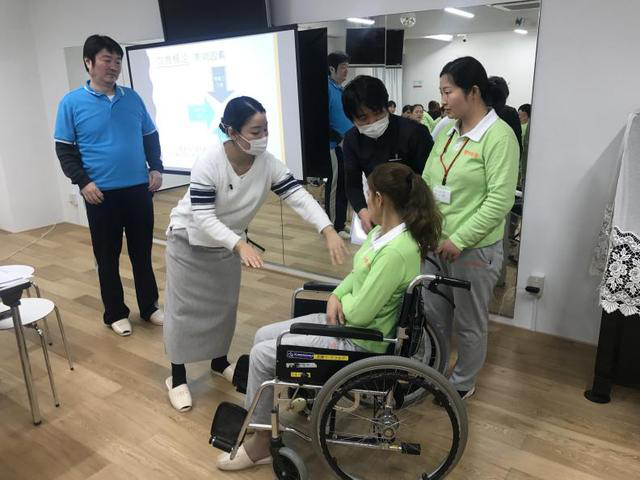 養(yǎng)老行業(yè)迎來新風(fēng)口 管家?guī)屯瞥鋈帐浇樽o(hù)培訓(xùn)促進(jìn)從業(yè)者高單就業(yè)