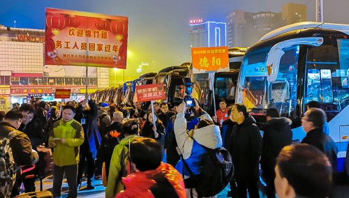 溫暖回家路，情意千里聯(lián)——京東手機(jī)接站農(nóng)民工順利返鄉(xiāng)