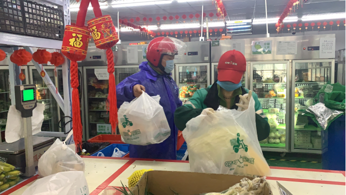 叮咚買菜增加供應 春節(jié)不打烊、穩(wěn)菜價 為市民把菜送到家