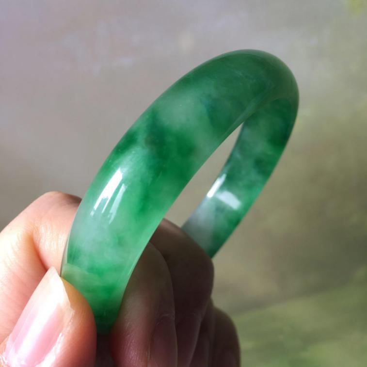 翡翠行業(yè)水很深，對(duì)莊翡翠app為市場(chǎng)解決不買貴不買假