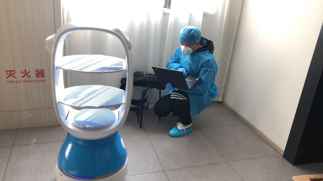 避免交叉感染！上海科技大學(xué)用送餐機(jī)器人為隔離區(qū)師生送餐