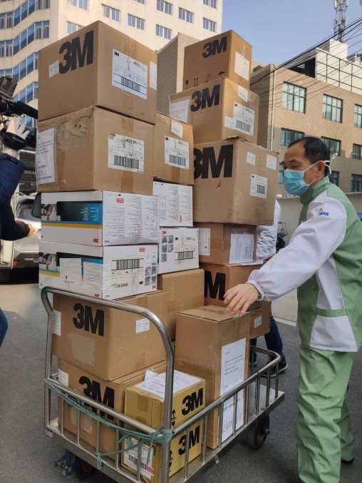 華米科技紐約時代廣場為中國加油，捐千萬醫(yī)療物資馳援疫區(qū)醫(yī)院