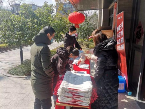 華云數(shù)據(jù)董事長許廣彬?yàn)闊o錫市軟件行業(yè)協(xié)會(huì)百家企業(yè)捐贈(zèng)醫(yī)用口罩2萬只 支持企業(yè)安全復(fù)工