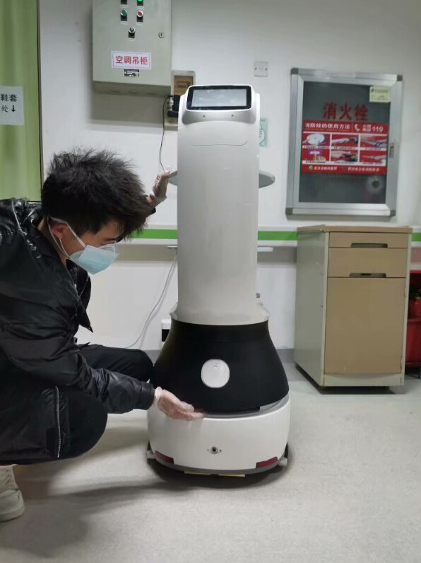 武漢市肺科醫(yī)院啟用送餐機器人 全面實現無接觸配送