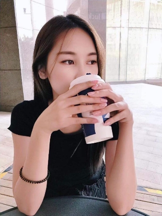 KK直播李小孽:會唱歌的“?！蓖?直播四個月成KK紅人
