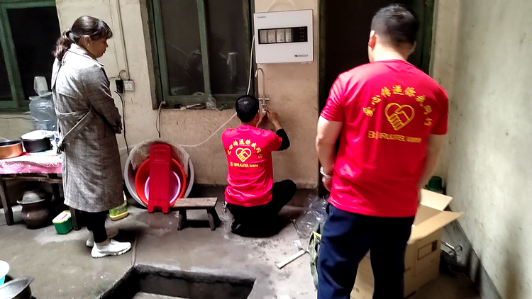 貝諾特“愛心傳遞 你我同行”公益活動，為李大爺免費捐贈MAX 2