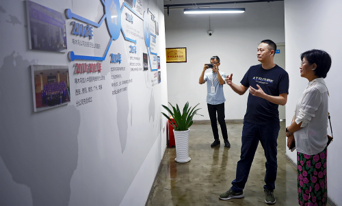 廣州市商務(wù)局電商處處長(zhǎng)寧霞一行 調(diào)研啄木鳥家庭維修