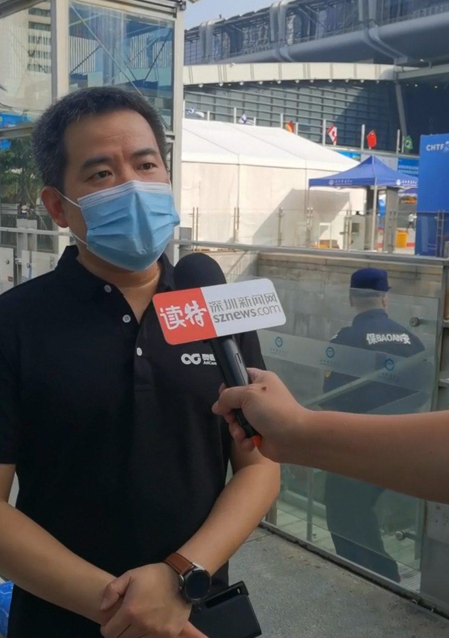 圖片包含 人, 建筑, 女人, 前描述已自動(dòng)生成