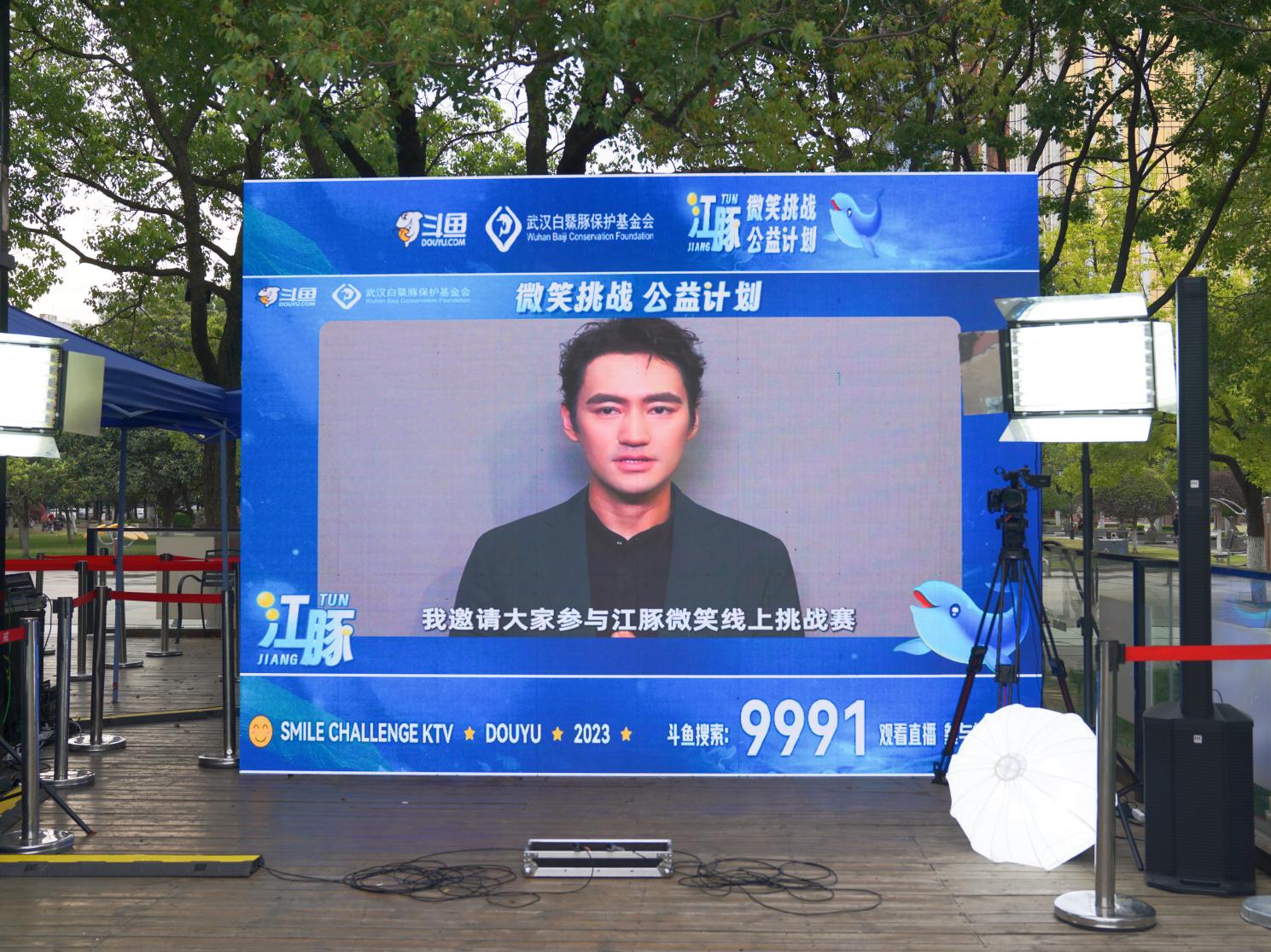 線下“歌友會(huì)”籌魚糧，斗魚“江豚微笑KTV”呼吁網(wǎng)友保護(hù)“水中大熊貓”