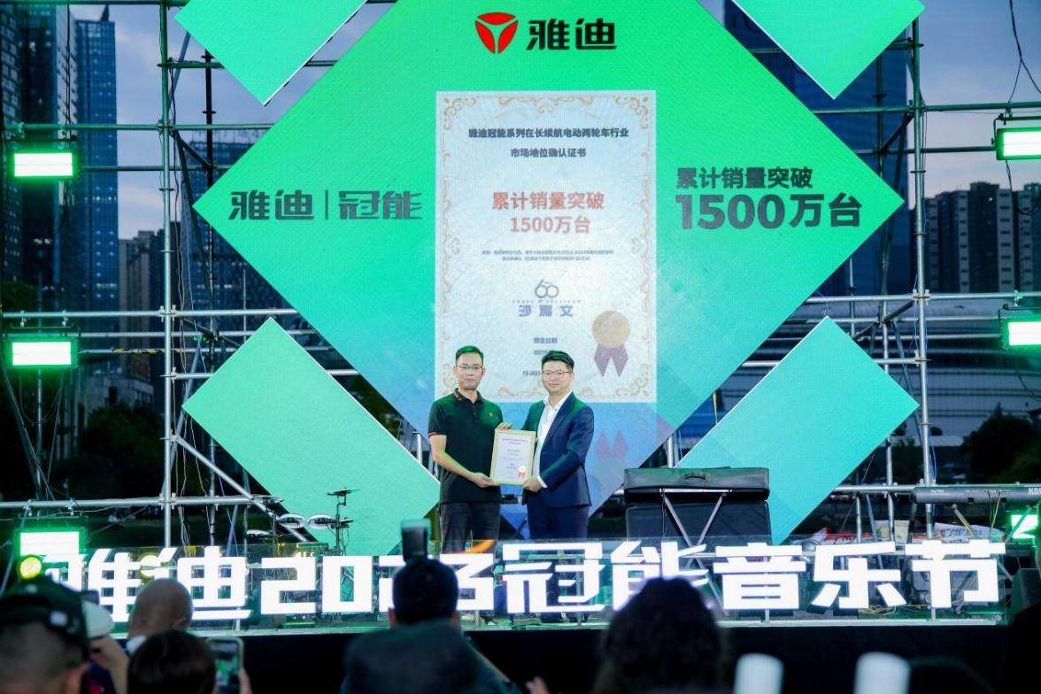 雅迪冠能系列打造更高端的長(zhǎng)續(xù)航電動(dòng)車，掀起新一輪熱銷狂潮