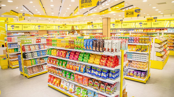 零食很忙全國(guó)門店突破4000家，舉辦“零食狂歡節(jié)”，代言人張藝興現(xiàn)場(chǎng)互動(dòng)