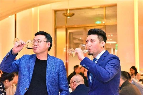 新加坡國立大學(xué)邀請(qǐng)劉仰東與陳春花一同為商學(xué)院學(xué)員授課