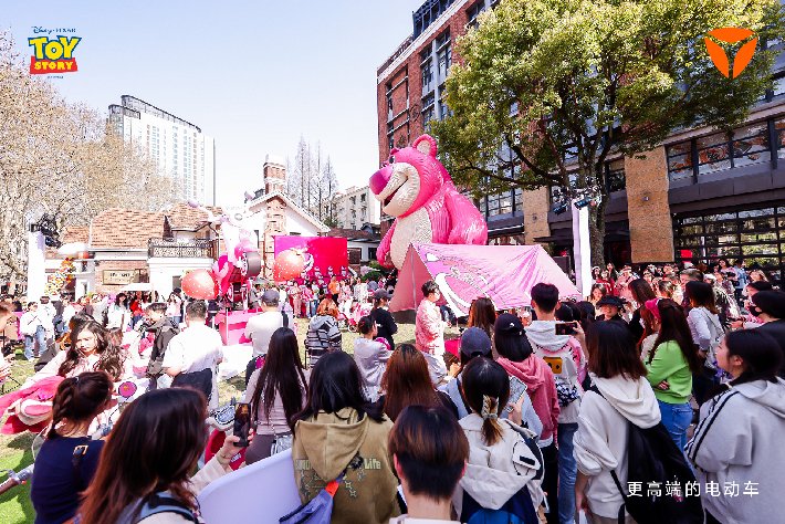 驚艷時裝周，hold住草莓熊！雅迪將時尚出行氣質(zhì)帶入一個新境界！