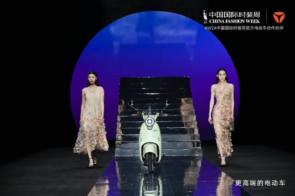 驚艷時裝周，hold住草莓熊！雅迪將時尚出行氣質(zhì)帶入一個新境界！
