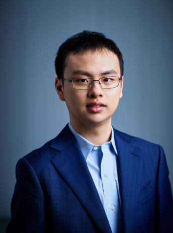 穿著藍(lán)色西裝的男人描述已自動生成